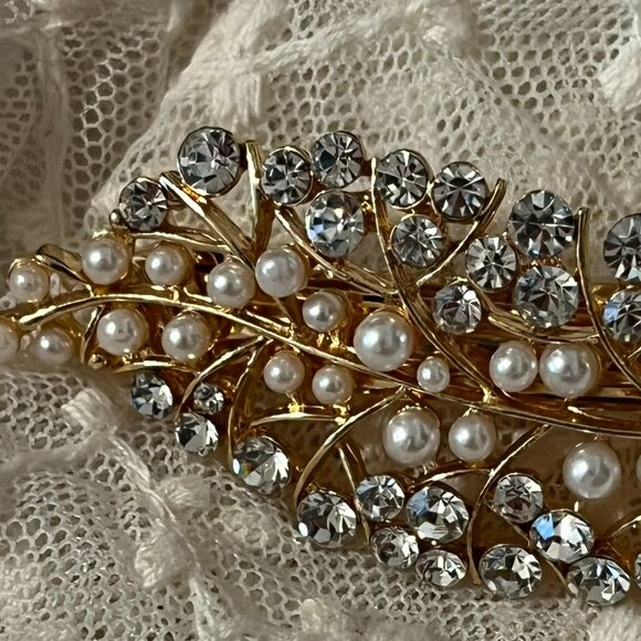Elegant Gold Leaf Bridal Hair Barrette – Crystals & Pearls - Picture 4 of 4